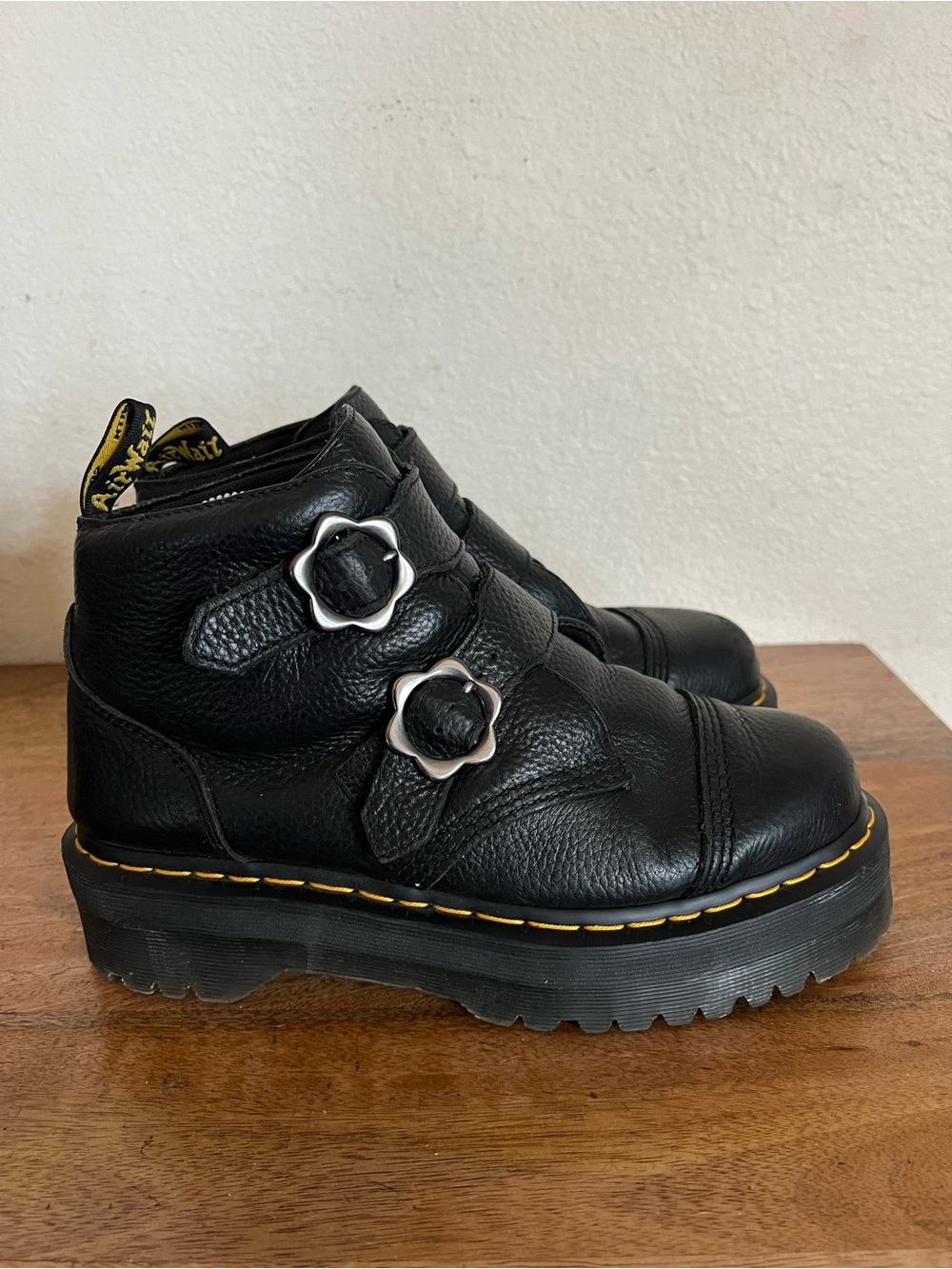 Dr. Martens DEVON FLOWER
BUCKLE LEATHER PLATFORM BOOTS Size 10